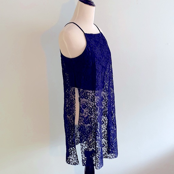 Cute BCBG cami with lace overlay - Picture 2 of 5